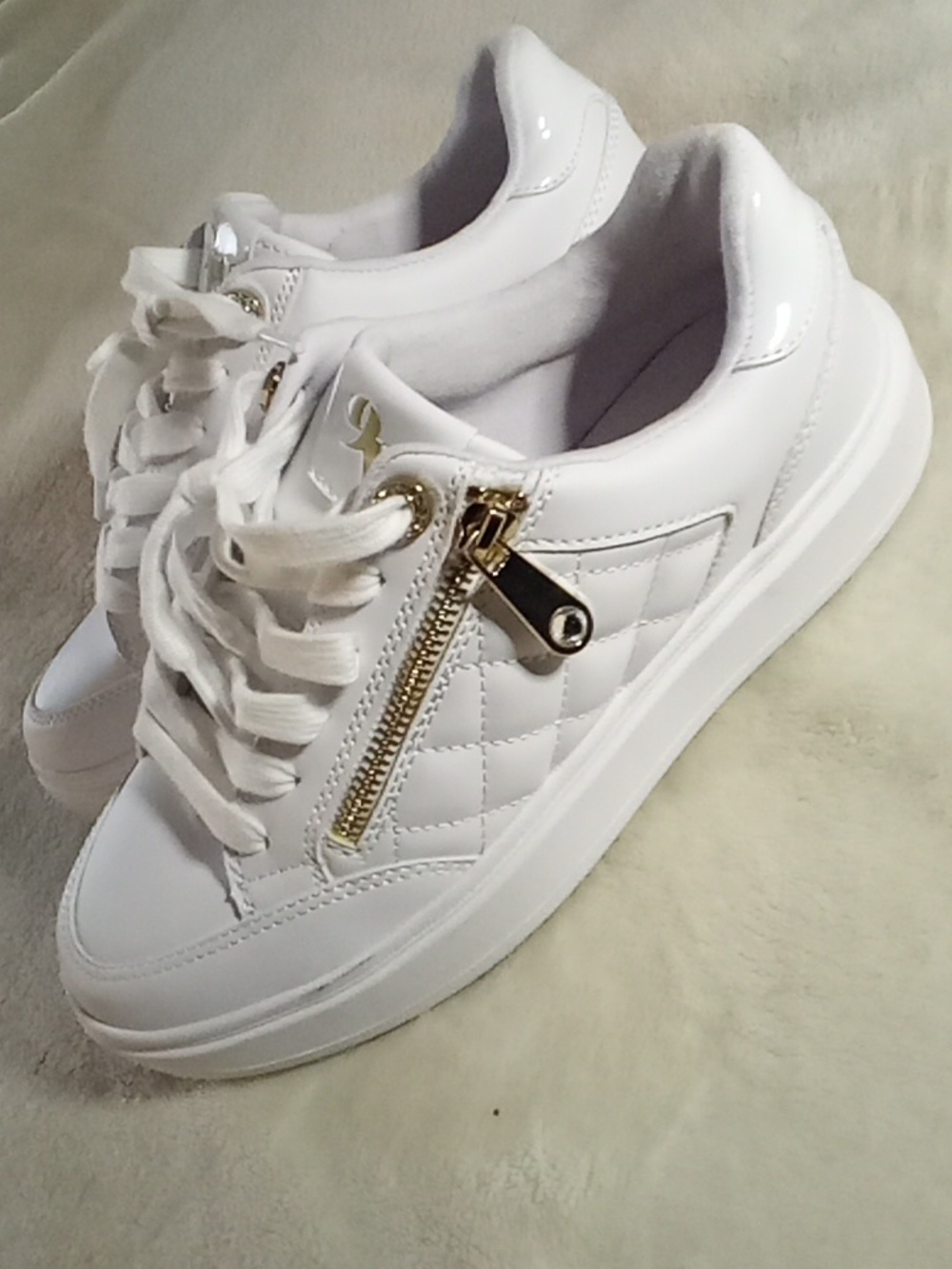 NINE WEST WHITE CUTE VERSITILE SNEAKERS W/ ZIPPERS! SIZE 8 WOMENS!  NEW!
